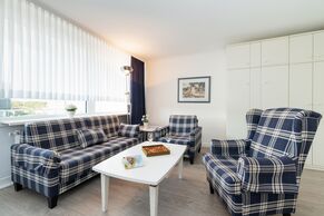 Wohnzimmer mit Couchgarnitur und Sessel