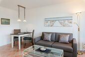 kombinierter Wohn-/Schlafraum mit Essplatz für 2 Personen und neuer Couchgarnitur