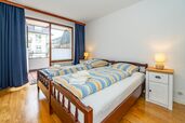 Schlafzimmer mit Doppelbett Austritt auf die Loggia