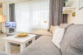 Wohnzimmer mit Sofagarnitur und TV