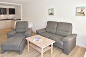 Wohnzimmer mit neuer Couchgarnitur, Essplatz und offener Küche
