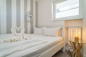 Separates Schlafzimmer mit kleinem Doppelbett (140x200cm), einseitiger Einstieg