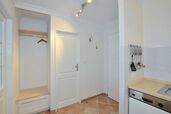 Flur-/Eingangsbereich mit offener Küchenzeile, Garderobe und Zutritt zu Duschbad/WC